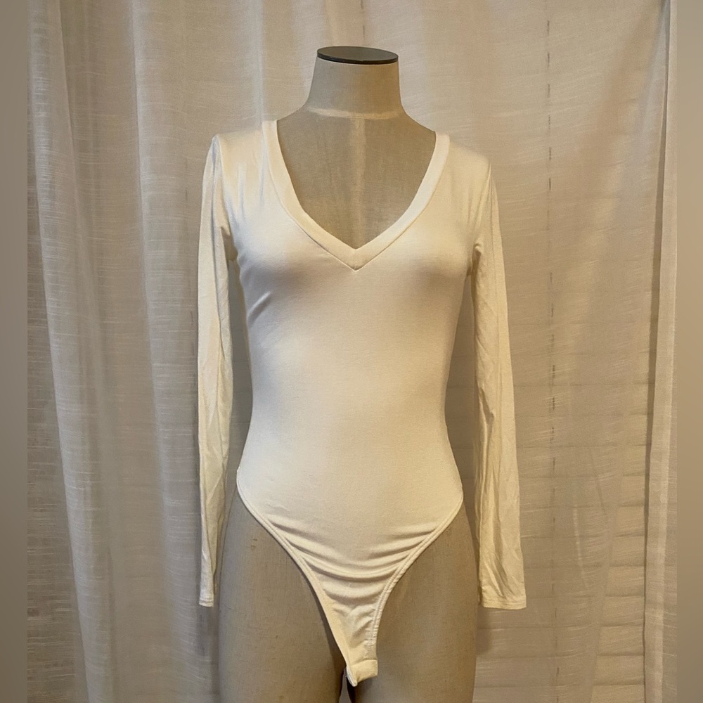JLUXLABEL V-Neck Bodysuit, size small.